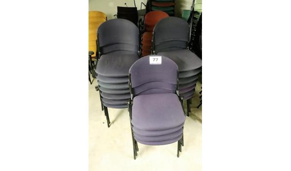 18 stapelbare stoelen, stof bekleed, waaronder beschadigd